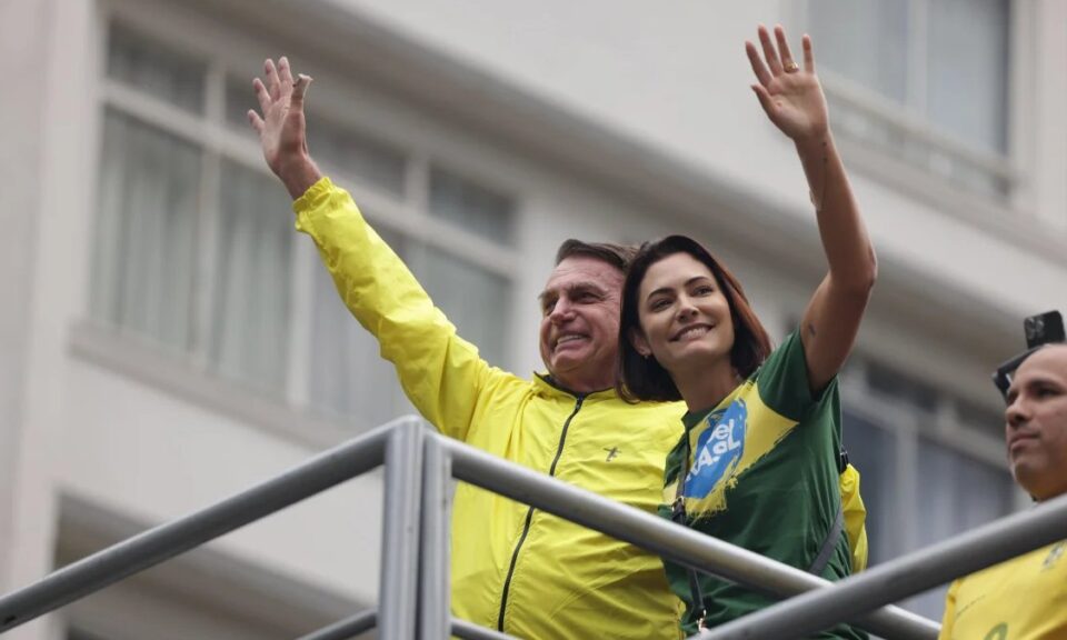 'Momento de união': Michelle diz que Bolsonaro agradece campanha de Flávio