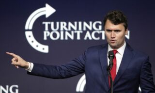 'Kirk-aversary': filha de brasileira ironiza morte de Charlie Kirk em poema