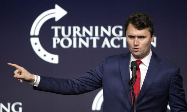 'Kirk-aversary': filha de brasileira ironiza morte de Charlie Kirk em poema