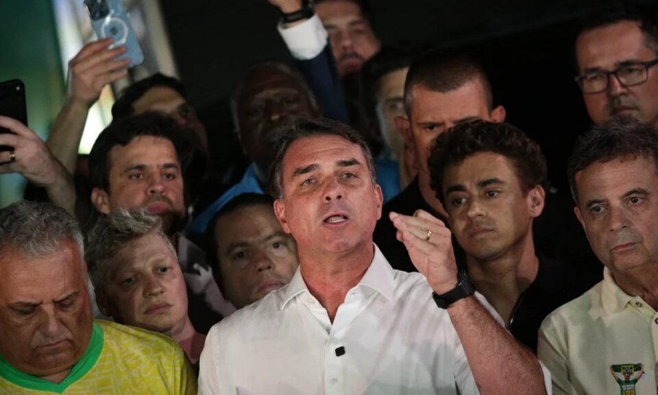 'Vou estar aqui': Flávio Bolsonaro se diz pronto para a Presidência antes de 2030