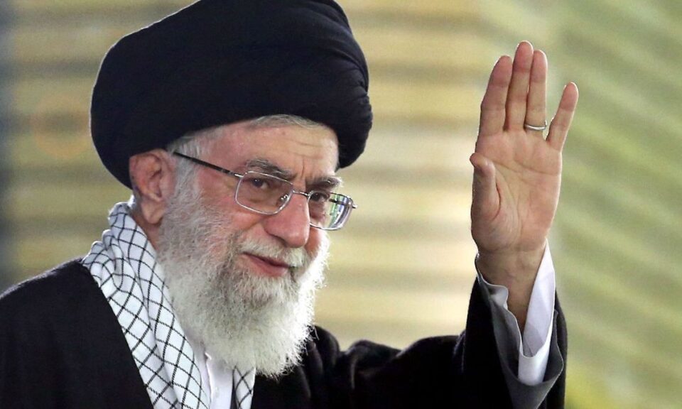 Khamenei manda militares responderem a ataque dos EUA “sem restrições geográficas”