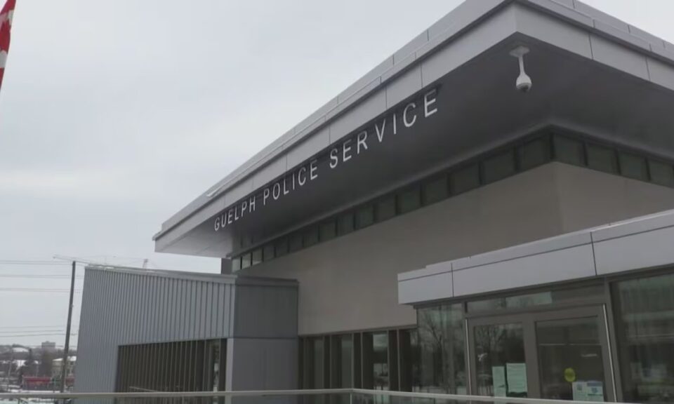 Mulher derruba desconhecida com soco em Guelph, no Canadá, e acaba presa