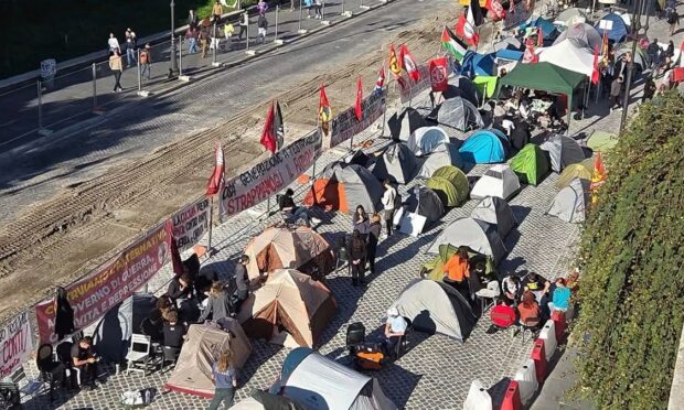 Sindicato e estudantes de esquerda montam acampamento ao lado do Coliseu contra Meloni