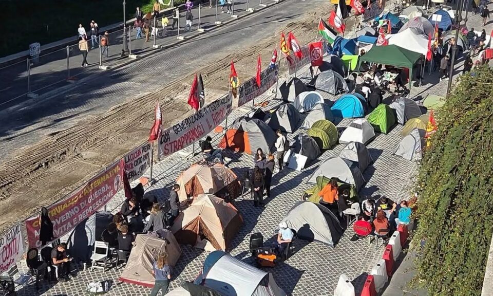Sindicato e estudantes de esquerda montam acampamento ao lado do Coliseu contra Meloni